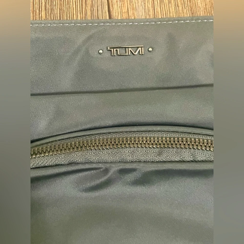 TUMI Voyageur Capri Crossbody Shoulder Bag Gray Nylon Travel Neutral Classic - Picture 5 of 16